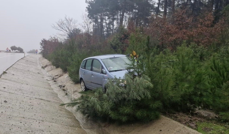 Çanakkale’de yoldan çıkan otomobil ağaca çarptı; 2 kişi yaralandı