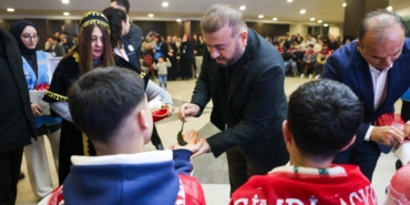 Arnavutköy Belediyesi’nden askere gidecek gençlere kınalı uğurlama