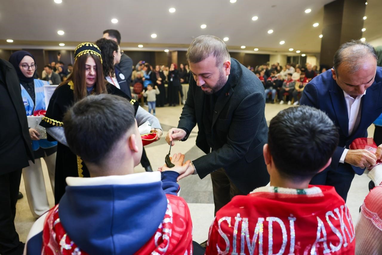 Arnavutköy Belediyesi’nden askere gidecek gençlere kınalı uğurlama