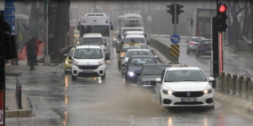 Edirne’de yağmur etkili oldu, cadde ve sokaklar göle döndü
