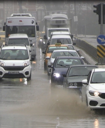 Edirne’de yağmur etkili oldu, cadde ve sokaklar göle döndü