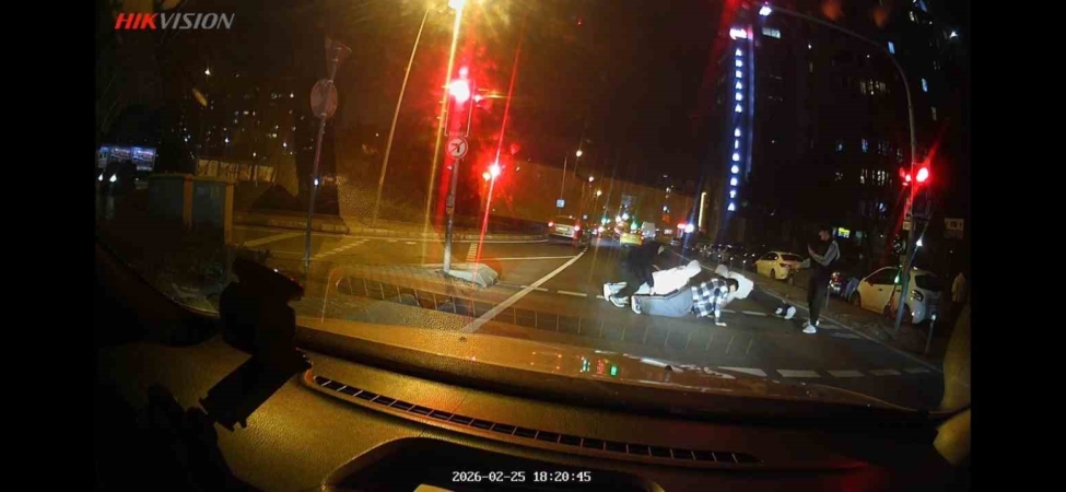 Kırmızı ışıkta yola atlayıp şınav çektiler