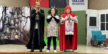 Gölcük’te çocuklar tiyatroyla buluştu