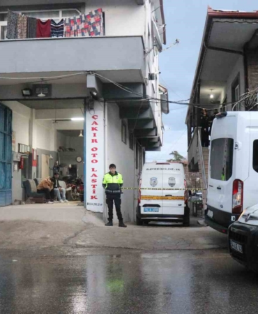 Emekli polis dehşet saçtı: Eşini ve MHP ilçe başkanını silahla vurarak öldürdü