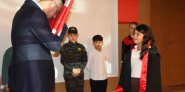 Öğrencilerin ay yıldız temalı gösterisi göğüs kabarttı