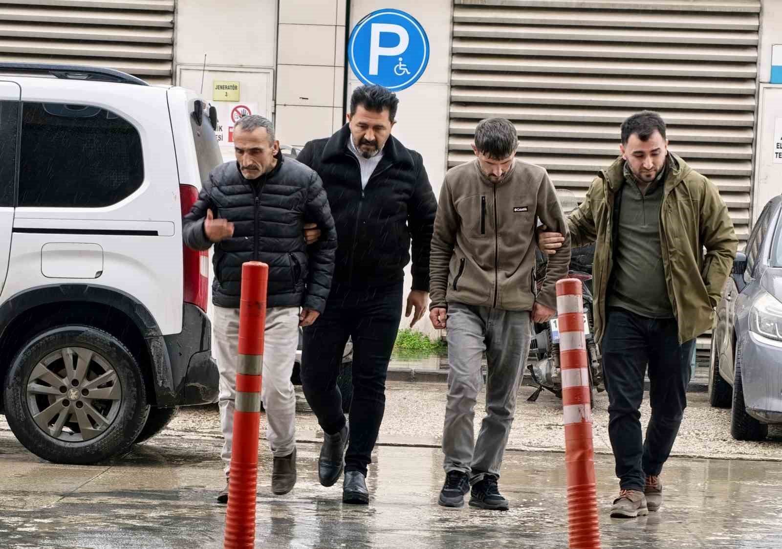 Fırça sapıyla dehşet : Arkadaşlarını ağır yaraladılar, 2 kişi tutuklandı