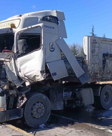 Kazadan kaçarken tırlar çarpıştı, biri makasladı: 1 yaralı