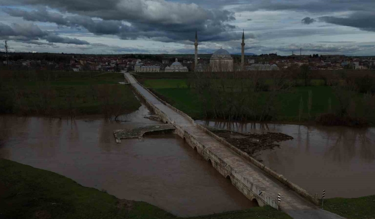 Tunca Nehri seddelerindeki menfez ve pompa istasyonları alarm veriyor