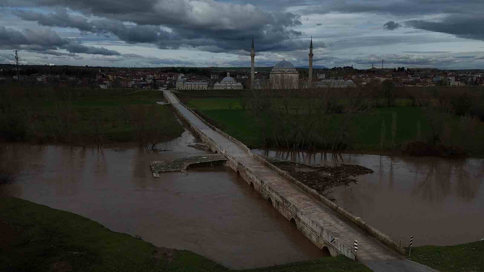 Tunca Nehri seddelerindeki menfez ve pompa istasyonları alarm veriyor