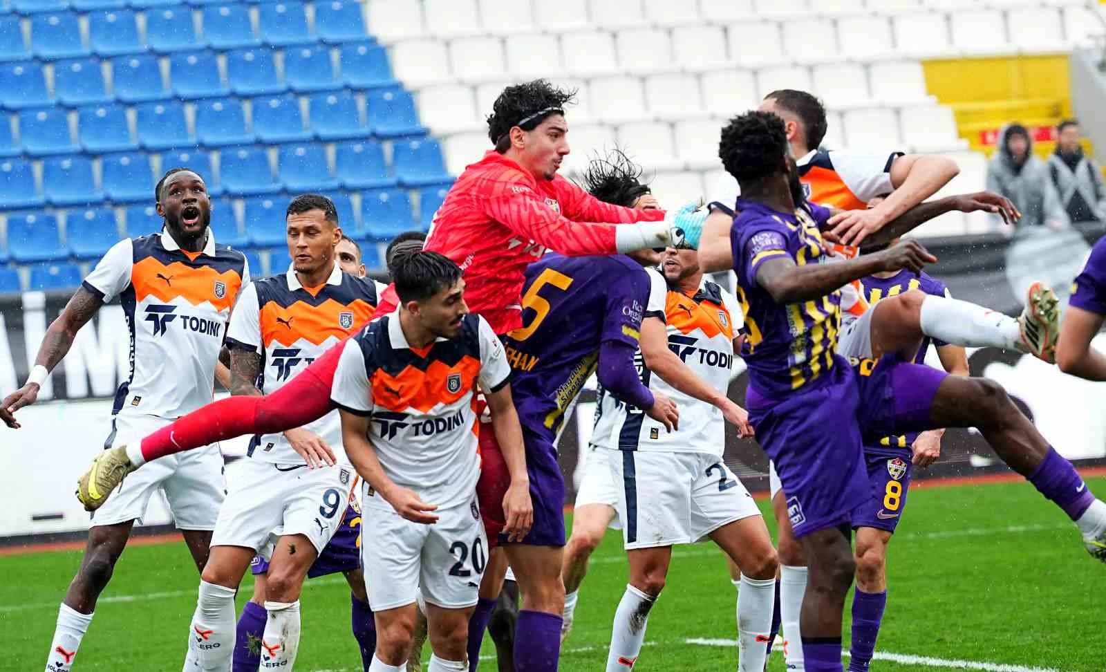 Trendyol Süper Lig: Eyüpspor: 0 - RAMS Başakşehir: 1 (İlk yarı)