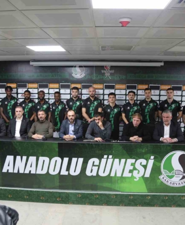 Sakaryaspor’da transferin son gününde 13 imza birden atıldı