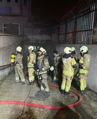 Avcılar’da tekstil atölyesine ait depo alevlere teslim oldu