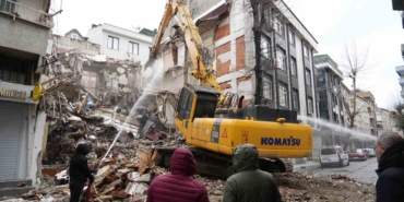 Kepçe komşu eve girdi, genç kız çığlık atarak yardım istedi