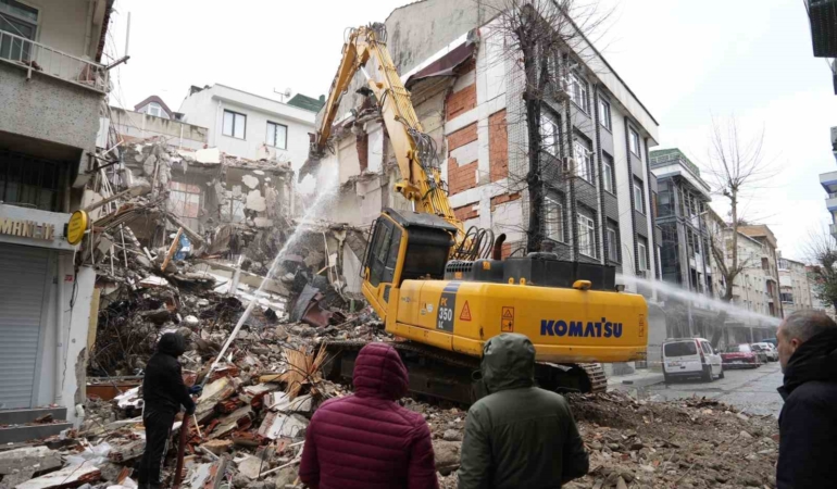 Kepçe komşu eve girdi, genç kız çığlık atarak yardım istedi