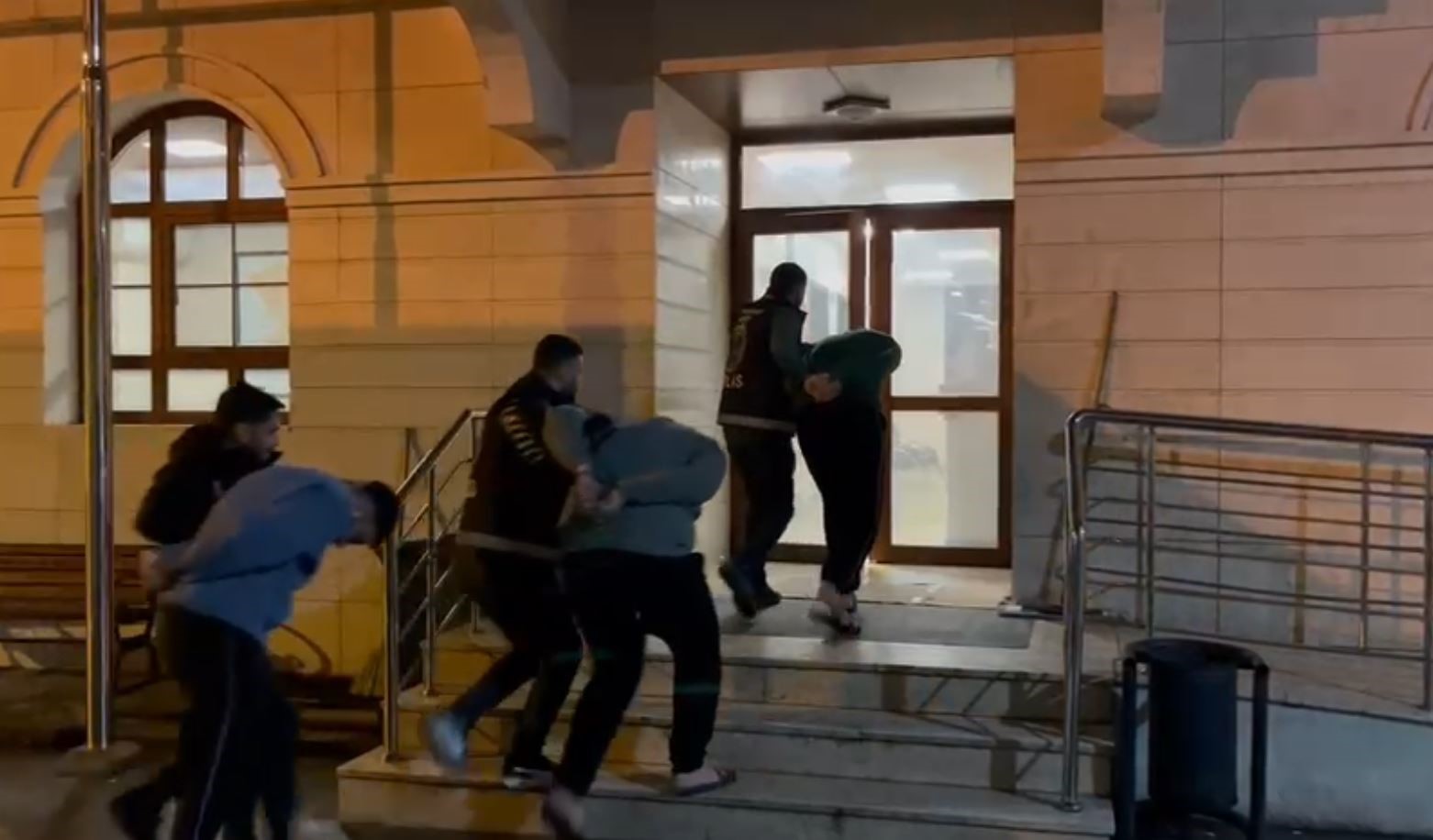 Arnavutköy’de "kasten öldürme ve kasten öldürmeye teşebbüs" suçlarından aranan 3 firari yakalandı