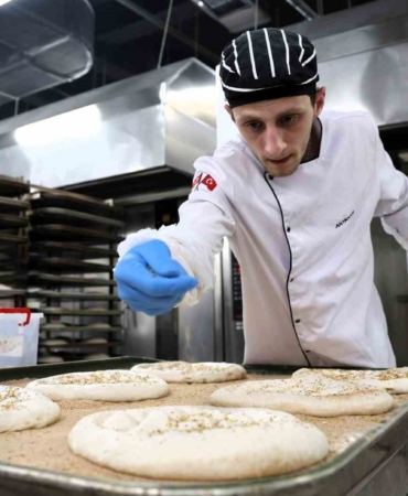 Belediyenin ürettiği 300 gramlık ramazan pidesi 20 liradan satışta