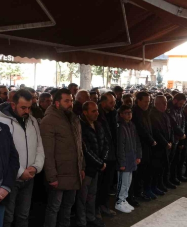 Araba almak için gittiği Antalya’da otobüs kazasında hayatını kaybeden Erdi Demirsoy toprağa verildi