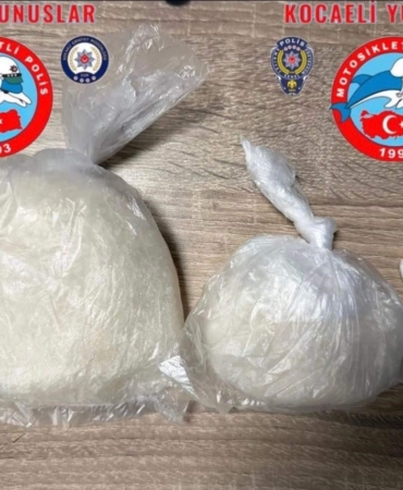 Kocaeli’de durdurulan 4 şüpheliden yüklü miktarda uyuşturucu çıktı