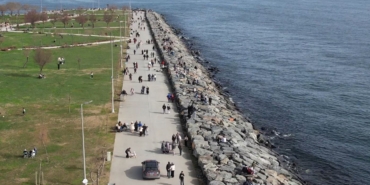 Avcılar’da güneşli havayı fırsat bilenler sahile koştu