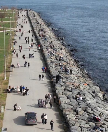 Avcılar’da güneşli havayı fırsat bilenler sahile koştu