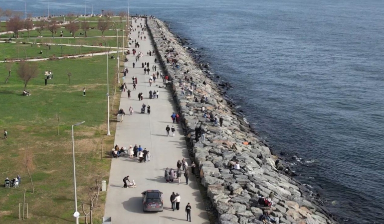 Avcılar’da güneşli havayı fırsat bilenler sahile koştu