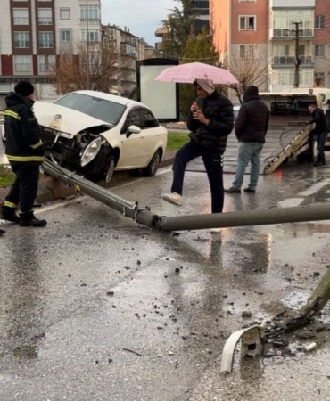 Alkollü sürücünün çarptığı direk başka bir aracın üzerine devrildi