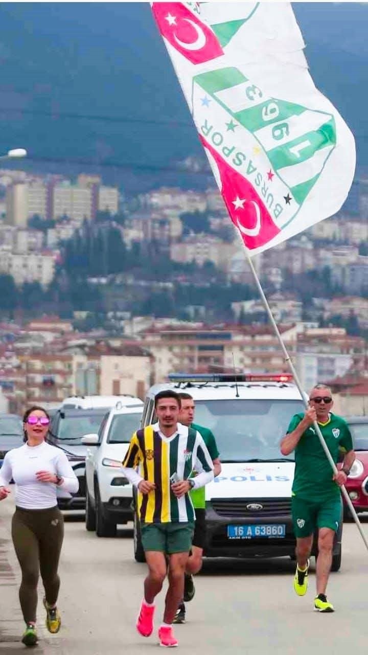 Bursa’da Sevgililer Günü’nde şampiyonluk sloganıyla koşu düzenlendi