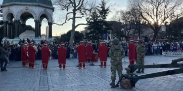 Sultanahmet’te Ramazan ayının ilk iftarında geleneksel top atışı yapıldı