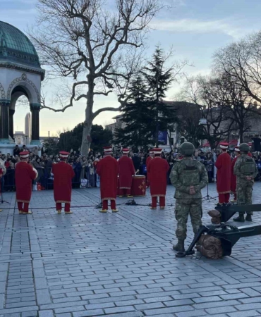 Sultanahmet’te Ramazan ayının ilk iftarında geleneksel top atışı yapıldı
