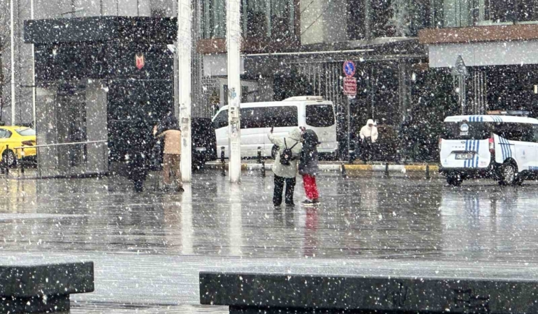Taksim’de kar yağışı etkili oldu