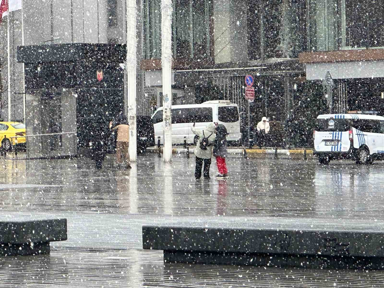 Taksim’de kar yağışı etkili oldu