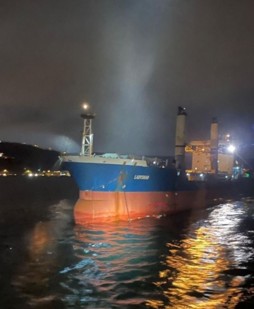 İstanbul Boğazı’nda demiri dolanan kargo gemisi, Büyükdere Liman’ına demirlendi