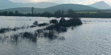Sakarya Nehri üzerindeki adacıkta balık tutmak isteyen 2 kişi mahsur kaldı
