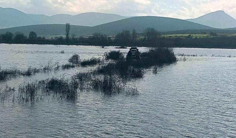 Sakarya Nehri üzerindeki adacıkta balık tutmak isteyen 2 kişi mahsur kaldı