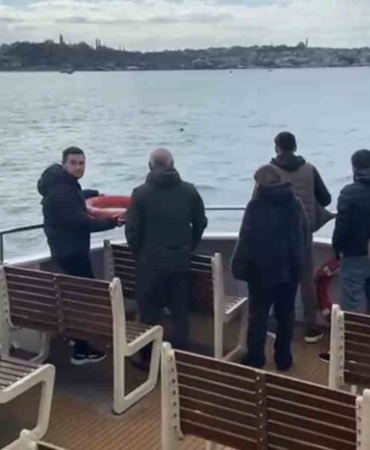 İstanbul’da bir kişi vapurdan denize atladı, görevliler ve vatandaşlar onun için seferber oldu