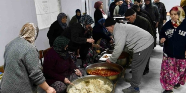 Başkan Hakan Şehirli komşularıyla aynı sofrada