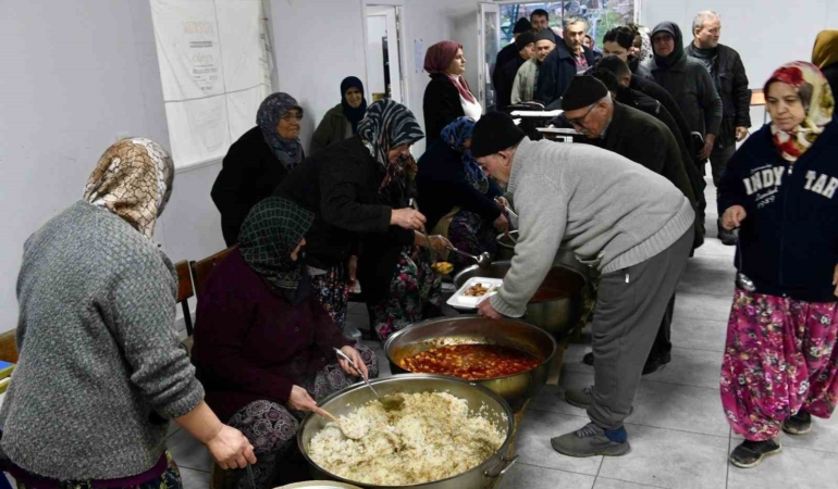 Başkan Hakan Şehirli komşularıyla aynı sofrada