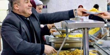 Bilecik’te İl Müdürü Ramazan Demir öğrencilere yemek dağıttı