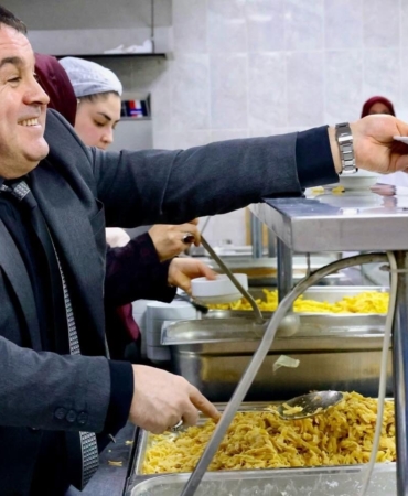 Bilecik’te İl Müdürü Ramazan Demir öğrencilere yemek dağıttı