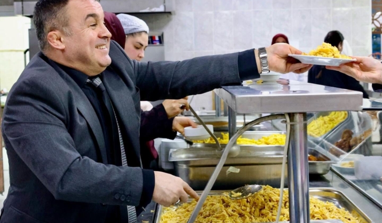 Bilecik’te İl Müdürü Ramazan Demir öğrencilere yemek dağıttı