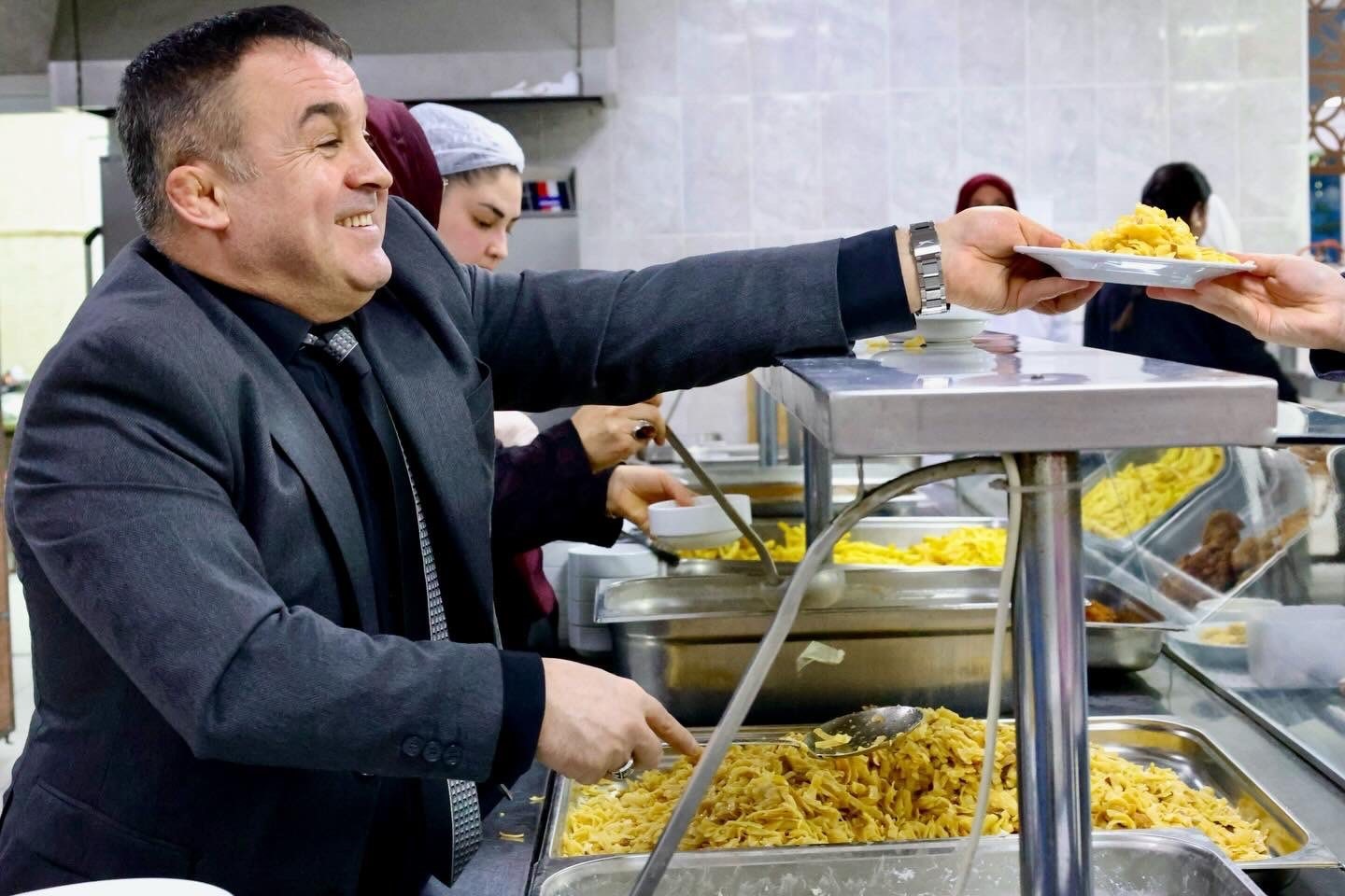 Bilecik’te İl Müdürü Ramazan Demir öğrencilere yemek dağıttı