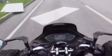 Bandırma’da seyir halindeki kamyonetten alçıpanlar yola savruldu