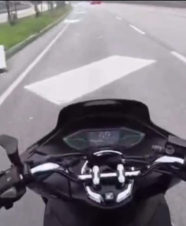 Bandırma’da seyir halindeki kamyonetten alçıpanlar yola savruldu