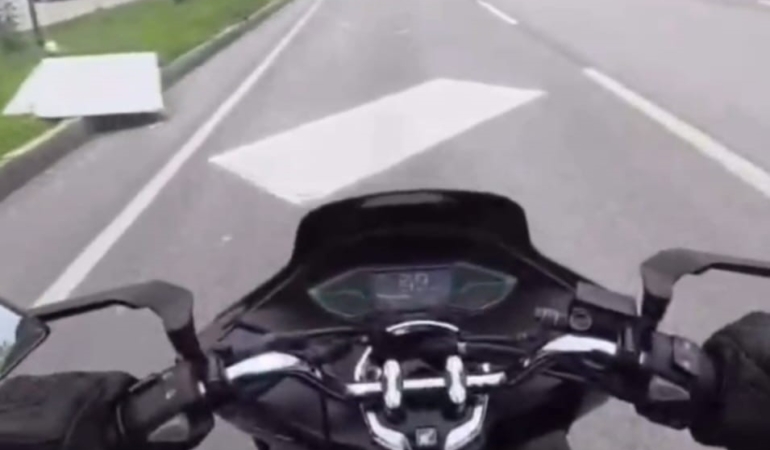 Bandırma’da seyir halindeki kamyonetten alçıpanlar yola savruldu