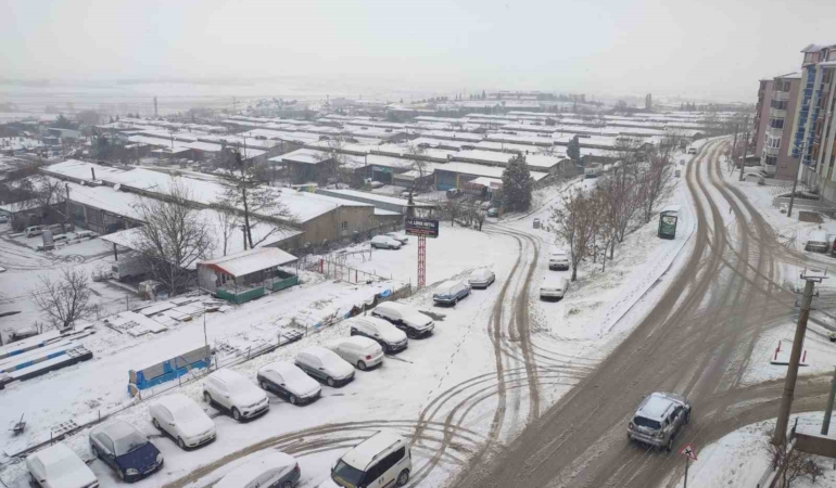 Keşan’da etkili olan kar yağışı nedeniyle taşımalı eğitime 1 gün ara verildi
