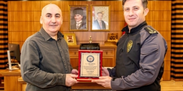 Bilecik İl Emniyet Müdürü Çağlar, emekli polis Aykan’a plaket takdim etti