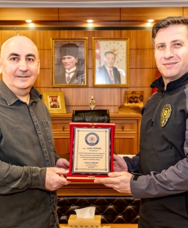 Bilecik İl Emniyet Müdürü Çağlar, emekli polis Aykan’a plaket takdim etti