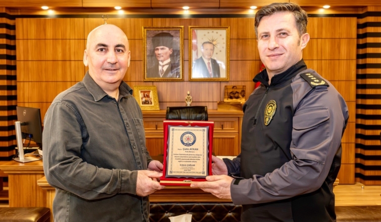Bilecik İl Emniyet Müdürü Çağlar, emekli polis Aykan’a plaket takdim etti