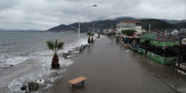 Gemlik’te deniz taştı, sahil yolu sular altında kaldı...O anlar havadan görüntülendi