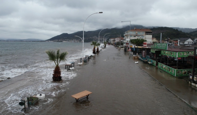 Gemlik’te deniz taştı, sahil yolu sular altında kaldı...O anlar havadan görüntülendi